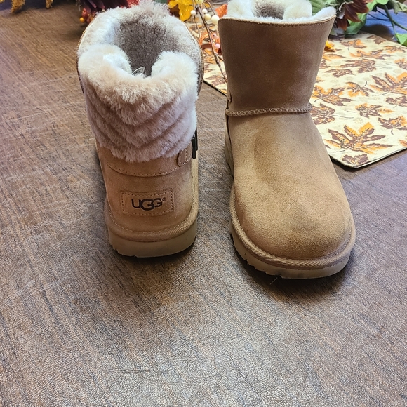 UGGS - Picture 4 of 5